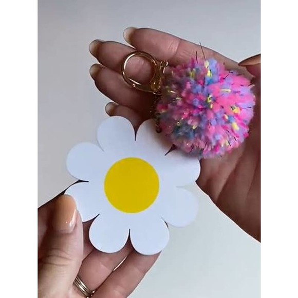 Daisy Darling Keychain - Picture 4 of 4